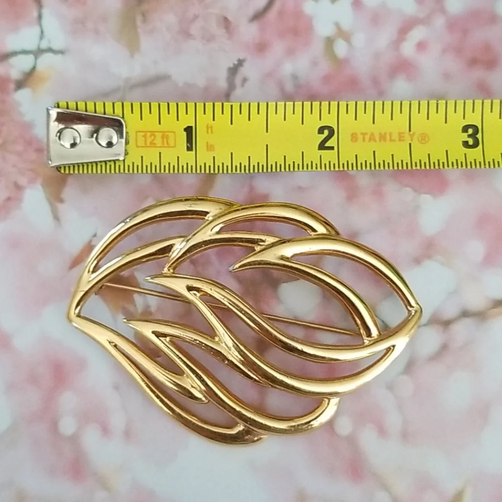Vintage Signed MONET Goldtone Leaf Design Brooch Pin